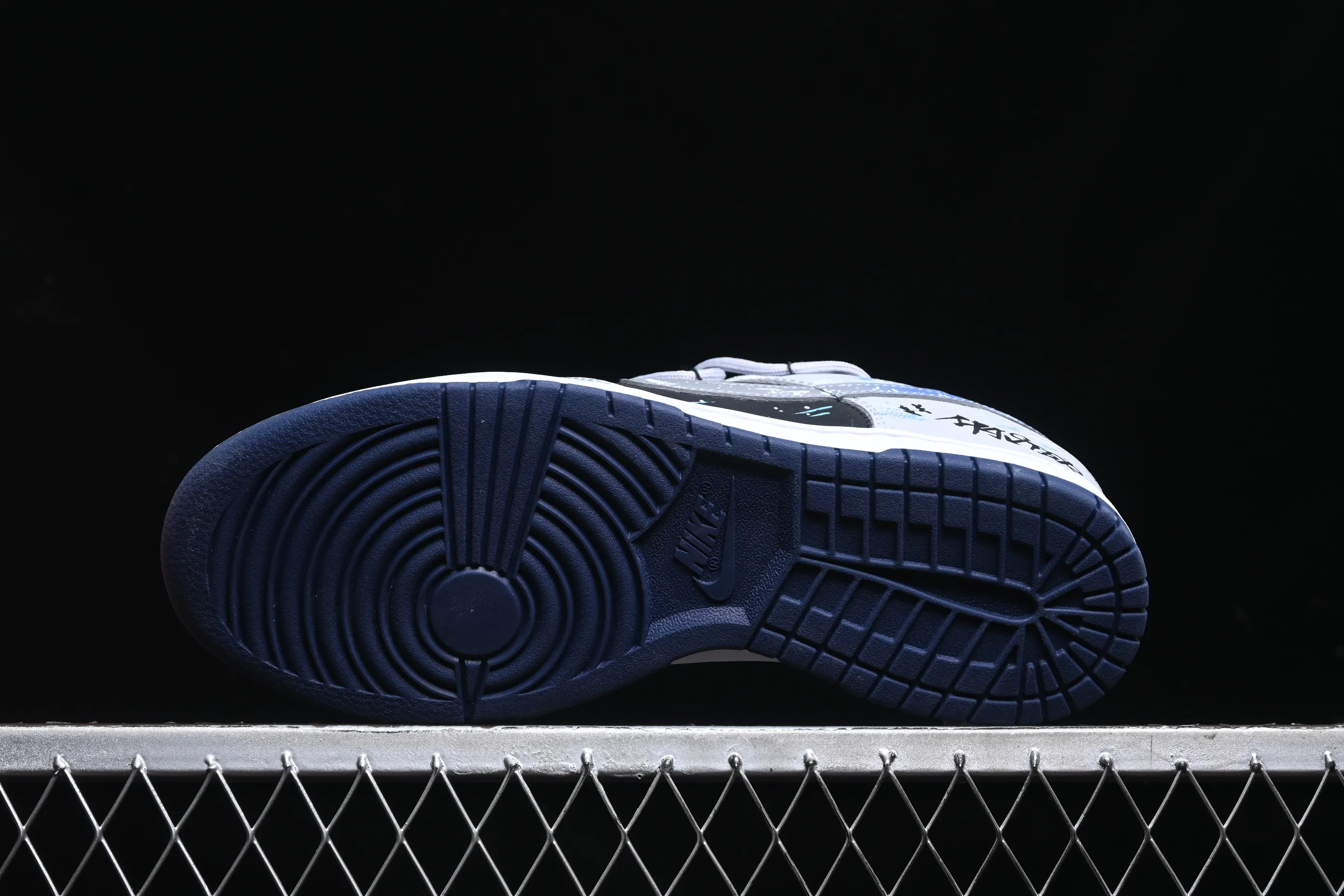 All Categories Nk SB Dunk Series Nk SB Dunk Low Low-top sneakers Nk Dunk Low Samsara Star Pupils Universe Stars Mysterious style English graffiti Low-top casual sneakers FQ8826-100